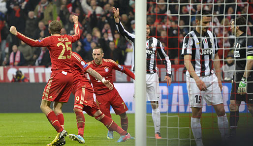 Thomas Müller (r.) bejubelt seinen Treffer zum 2:0 der Bayern gegen Juventus