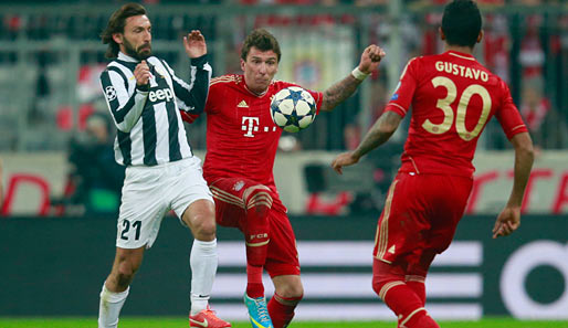 Auch Juves Superstar Pirlo (l.) bekam die Störer-Qualitäten von Mandzukic (M.) deutlich zu spüren