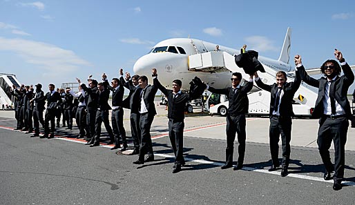 Die Dortmunder Helden feiern bei der Ankunft am Flughafen mit den Fans