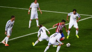 Einer für alle: Real Madrids Spieler umzingeln Atleticos Angreifer David Villa