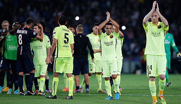 Die Spieler von Barcelona verlassen mit hängenden Köpfen den Platz