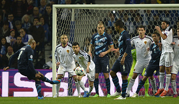 Sekunden vor dem 1:0: Brahimi (l.). hebt den Ball über die Mauer