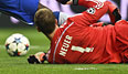 2. Minute in Porto: Manuel Neuer holt Jackson Martinez im Strafraum von den Beinen