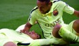 Neymar (r.) und Luis Suarez schossen Barca in Paris Richtung Halbfinale