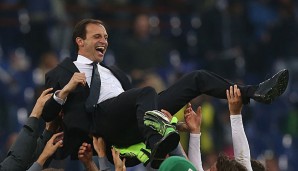 Massimo Allegri wird nach Juves Meisterschaft von seinen Spielern gefeiert