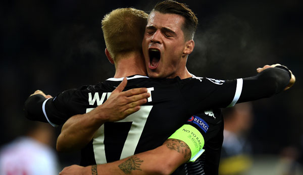Oscar Wendt und Granit Xhaka feiern den Führungstreffer der Borussia