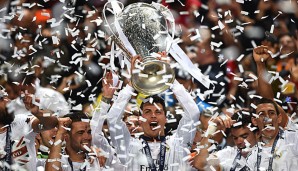 Cristiano Ronaldo stemmt den Champions-League-Pokal