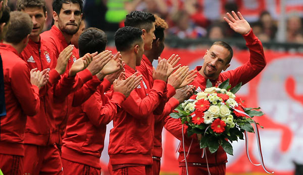 Franck Ribery am Samstag mit dem Blumenstrauß anlässlich seines 200. Bundesligaspiels
