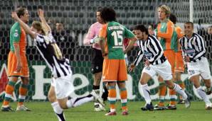 Im Anschluss wurde es Werder-wild: 4:3 gegen Udine, 1:3 in Barcelona, 5:1 gegen Pana. Achtelfinale! Das wiederum wurde denkbar unglücklich verloren: Einem 3:2-Heimsieg folgte ein 1:2 bei Juventus Turin
