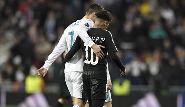 Cristiano Ronaldo (l.) Arm in Arm mit Neymar.