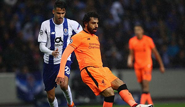 Mohamed Salah behauptet den Ball gegen Diego Reyes von Porto.