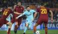 Lionel Messi vom FC Barcelona sah sich in der Roma-Defensive von Gegenspielern umringt