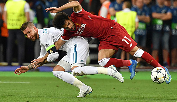 Sergio Ramos verletzt Mohamed Salah im Champions-League-Finale so schwer, dass dieser ausgewechselt werden musste.