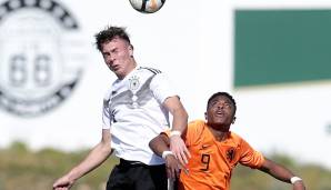 Mit SONTJE HANSEN steht ein weiterer Jugendspieler in den Startlöchern. Der 16-Jährige empfahl sich in der U17 und wurde schon ein Jahr früher in die von John Heitinga trainierte U19 geholt.