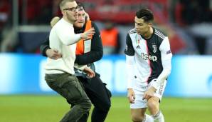 Spießrutenlauf für Cristiano Ronaldo: Immer wieder fanden in Leverkusen Fans des Portugiesen den Weg aufs Feld.