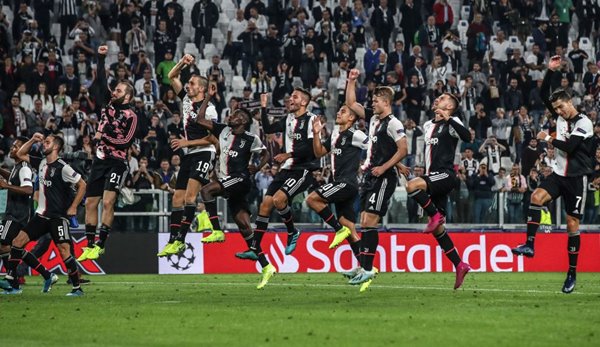 Juventus Turin feierte den Sieg gegen Bayer Leverkusen ausgelassen mit den Fans