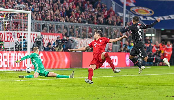 Szene mit Signalwirkung: Javi Martinez kommt gegen Bayer Leverkusens Leon Bailey zweimal zu spät und sitzt gegen Gladbach nur auf der Bank.