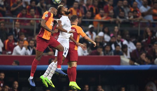 PSG-Stürmer Eric Maxim Choupo-Moting (M.) setzt sich gegen zwei Galatasaray-Spieler durch.
