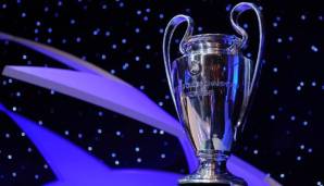 Dem Gewinner der Champions League wird der Henkelpott überreicht.