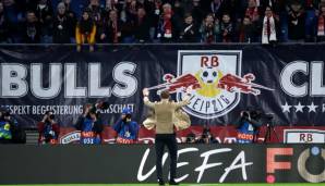 Leipzig-Trainer Julian Nagelsmann jubelt nach dem Sieg zusammen mit den Fans.