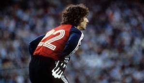 Platz 30: Jean Luc Ettori - 38 Jahre, 8 Monate und 29 Tage am 27.04.1994. Für die AS Monaco bestritt der Torhüter sein letztes CL-Spiel gegen den AC Milan, welches mit 0:3 verloren ging. Fast zwanzig Jahre lang war er Rekordspieler der Ligue 1 (602).