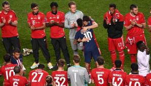 Die Spieler des FC Bayern applaudieren Neymar nach dem Champions-League-Finalsieg gegen dessen Paris Saint-Germain.