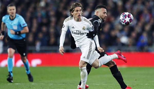 Der Balon d'Or Sieger von 2018 Luka Modric liegt mit seiner Mannschaft gegen Man City nach der Hinrunde 2:1 zurück.