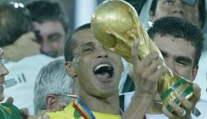 RIVALDO: Der Stürmer war einer der Hauptprotagonisten des WM-Triumphs 2002. Mit drei Toren in sieben Einsätzen hatte er einen entscheidenen Anteil am Titel und wurde dementsprechend auch ins Team des Turniers gewählt.