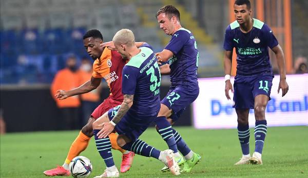 Philipp Max und Mario Götze attackieren energisch den ballführenden Sekidika von Galatasaray.