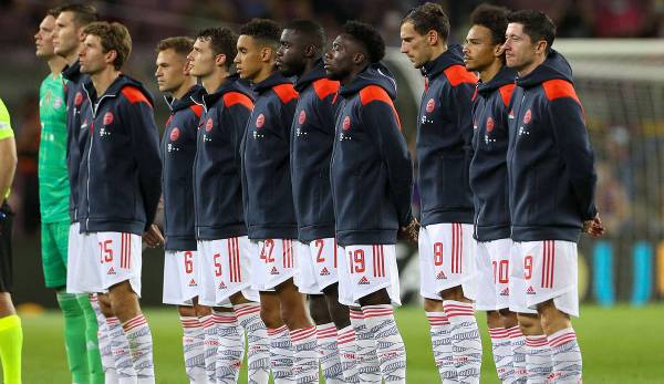 Die Bayern-Spieler hören die UEFA-Hymne: Von den Tribünen hagelte es Pfiffe.