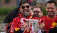 Jürgen Klopp und der FC Liverpool ließen sich bei der Parade nach dem CL-Finale von den Fans feiern.