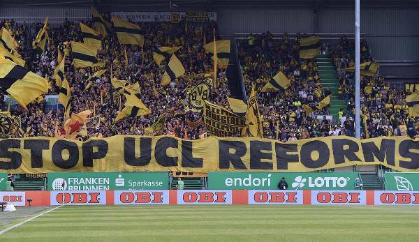 Fans von Borussia Dortmund protestierten beim Auswärtsspiel in Fürth gegen die CL-Reform.