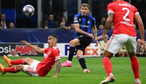 Schuss ins Glück: Barella stößt das Tor zum Halbfinale für Inter ganz weit auf.