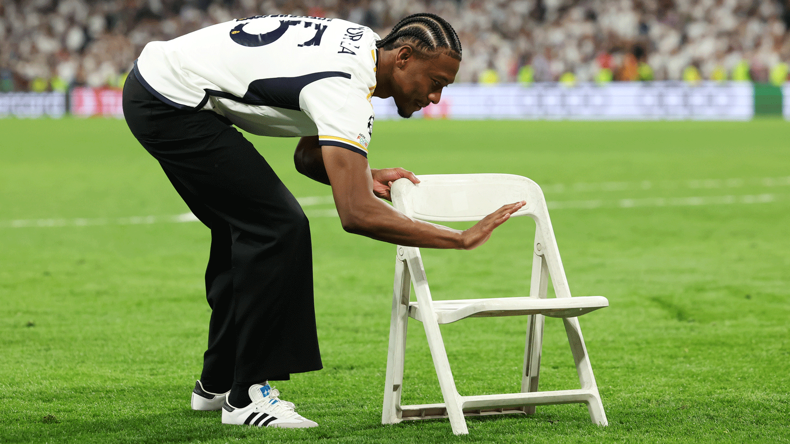 Antonio Rüdiger célèbre avec une chaise pliante emblématique après que le Real Madrid ait atteint la finale de CL