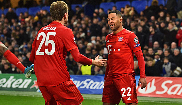 Thomas Müller und Serge Gnabry bejubeln den Führungstreffer des FC Bayern München.