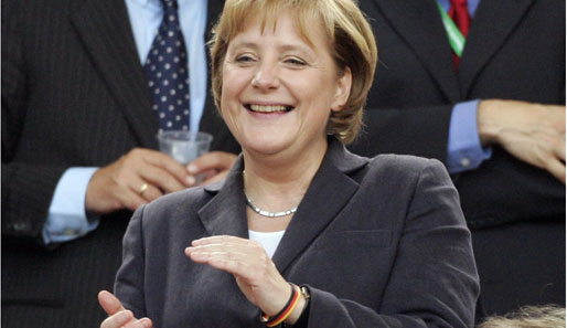 Angela Merkel ist begeisterter Fußball-Fan und wird auch in Berlin auf der Tribüne sitzen