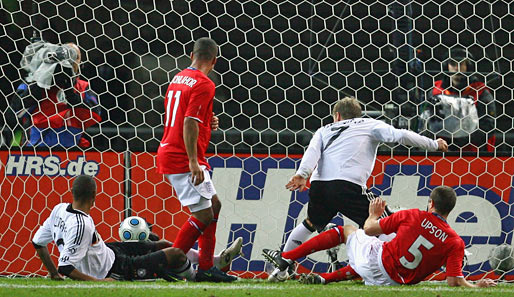 Das 0:1: Englands Upson drückt den Ball zwischen Compper und Schweinsteiger ins Tor