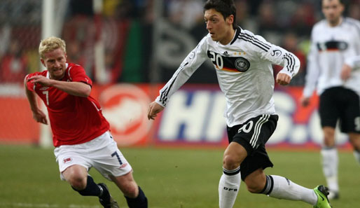 Mesut Özil (r.) gab gegen Norwegen sein Debüt für die A-Nationalmannschaft