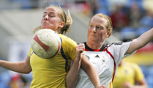 Viele packende Zweikämpfe prägten das Duell der Schwedinnen mit den DFB-Damen