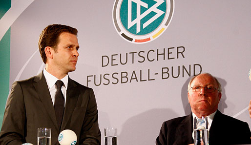 Oliver Bierhoff (l.) sieht Nachholbedarf in der Vermarktung des deutschen Fußballs
