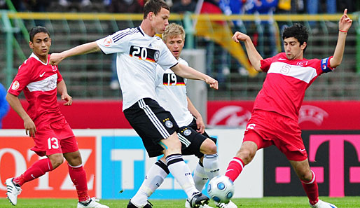 Kevin Scheidhauer (M.) erzielte für Deutschland bei der U-17-EM den Treffer zum 1:1 gegen die Türkei