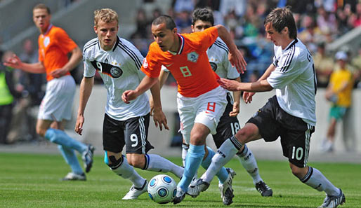 Lennart Thy (l.) und Mario Götze (r.) machen Druck im Mittelfeld auf Hollands Rashid
