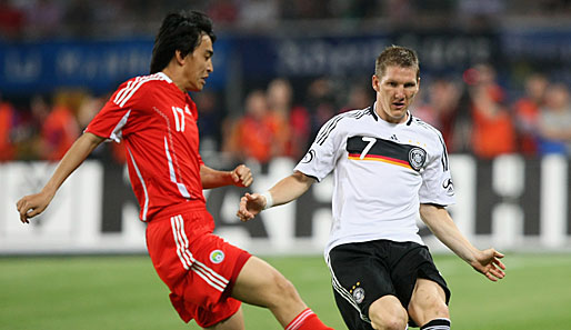 Bastian Schweinsteiger (r.) wird die Nationalmannschaft am Dienstag als Kapitän aufs Feld führen