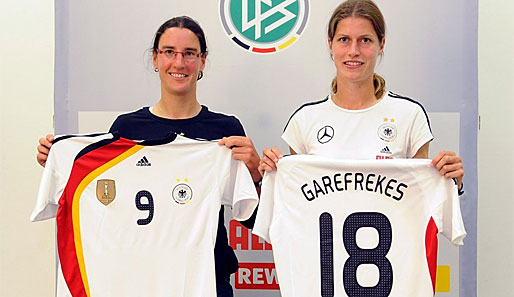 Birgit Prinz (l.) und Kerstin Garefrekes präsentieren das neue Trikot der DFB-Damen