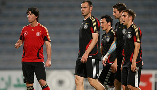 Das DFB-Team um Trainer Löw (l.) verbessert sich in der Weltrangliste auf Rang vier