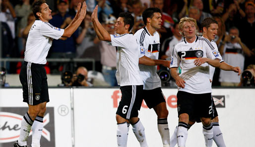 Miroslav Klose (l.) erzielte seine Länderspiel-Treffer 46 und 47 für die DFB-Elf