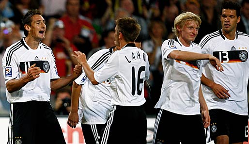 Die deutsche Mannschaft freut sich über einen Treffer von Miroslav Klose