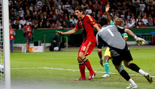 Mario Gomez (l.) erzielte gegen Südafrika den Führungstreffer für Deutschland
