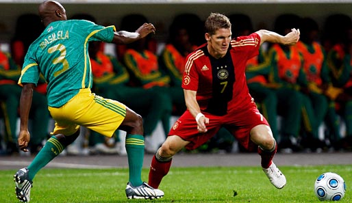 Bastian Schweinsteiger (r.) lieferte gegen Südafrika eine eher mäßige Leistung ab