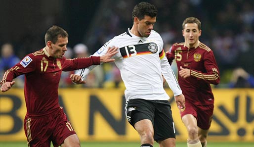 Michael Ballack (M.) spielt mit Deutschland 2010 seine dritte Weltmeisterschaft